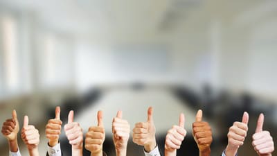 Ảnh 1 - tay cầm quả địa cầu